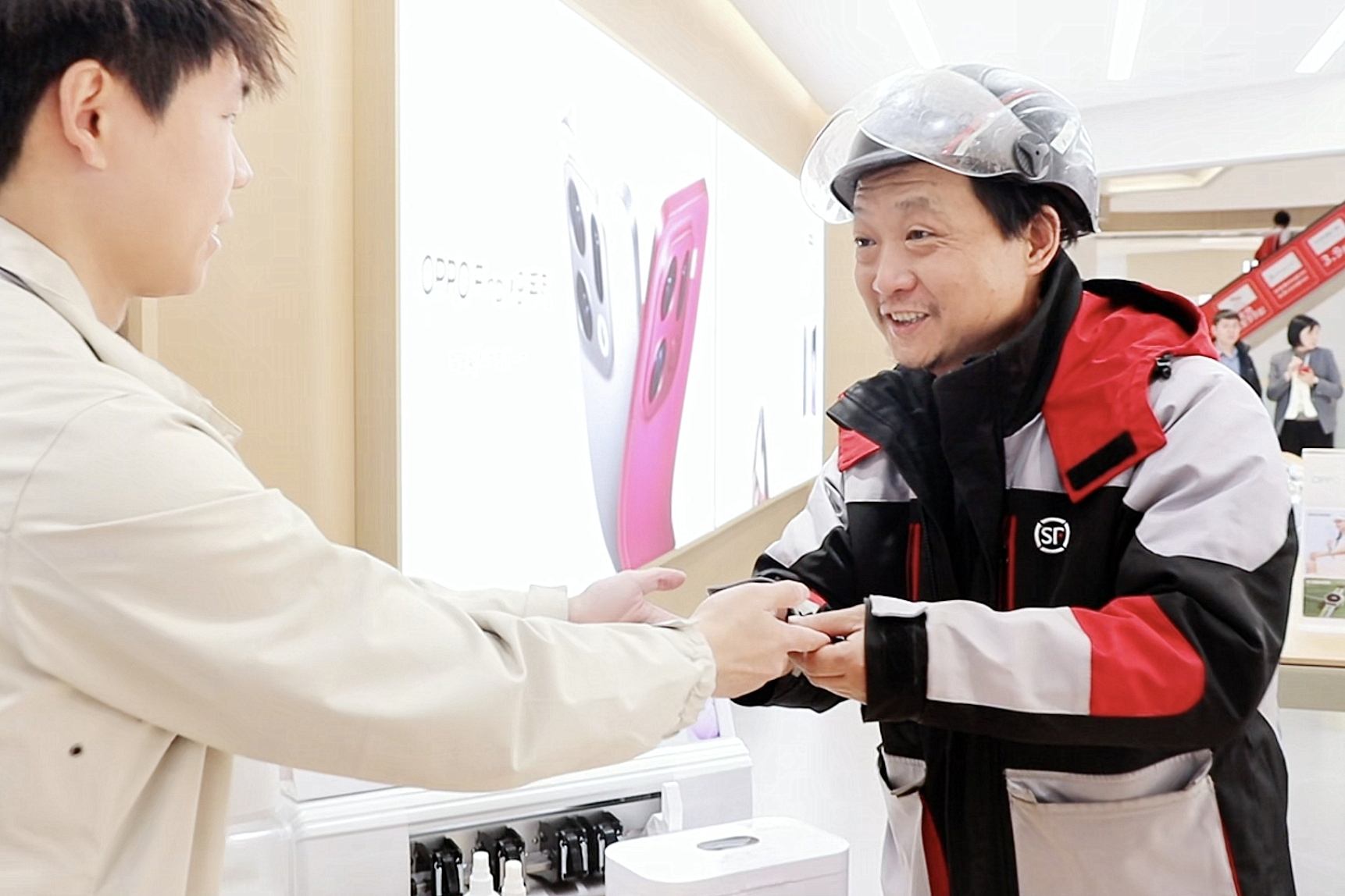 免费为快递员清洗眼镜（单位供图）