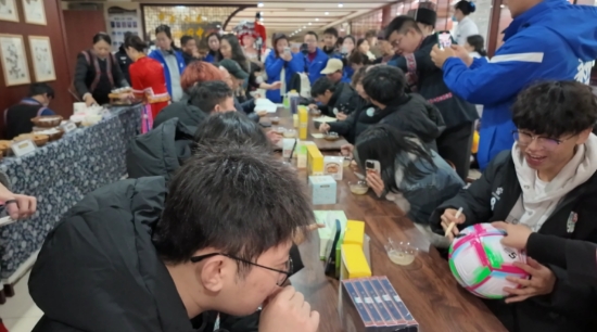 队员们品尝瑶药药膳、体验特色瑶药产品。朱婷摄