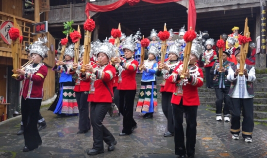 拦门对歌。向海摄