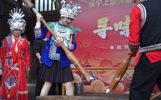 打糍粑。周玉玲摄