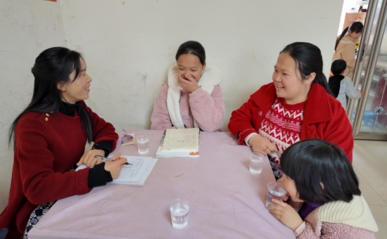 老师详细反馈学生在校表现，倾听家长教育诉求。朱婷摄