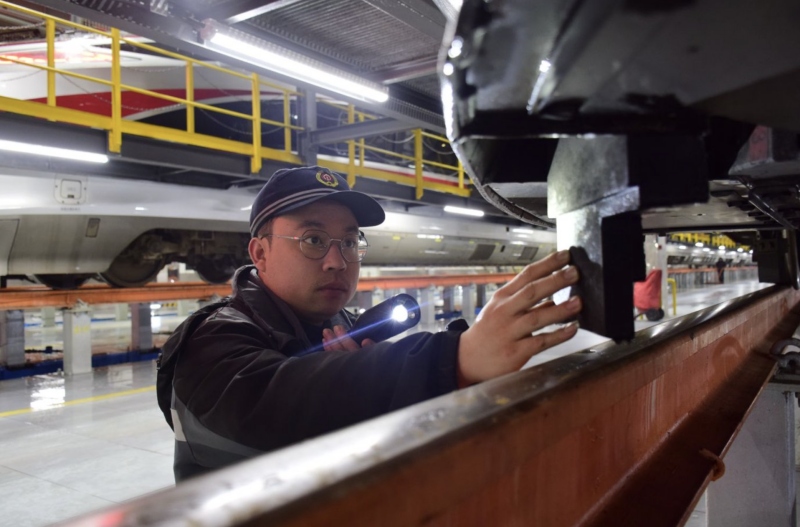 動車組機械師檢查列車排障器。黃俊人攝