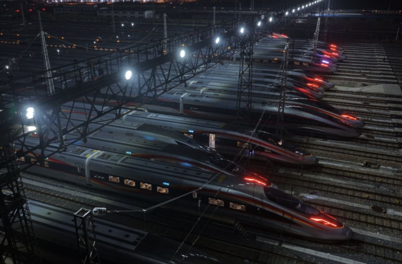 停靠在存車場的復興號動車組。陳天學攝