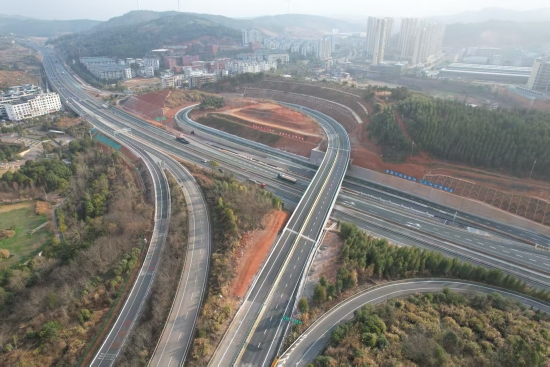 G4京港澳高速耒宜改擴建項目右半幅建成通車。受訪單位供圖