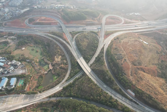 G4京港澳高速耒宜改擴建項目右半幅建成通車現場。受訪單位供圖