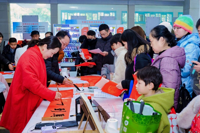 书法家现场挥毫送春联。受访单位供图