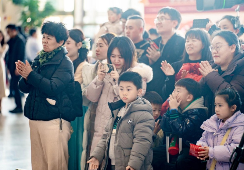 旅客在现场观看。受访单位供图