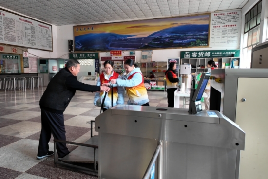 志愿者协助旅客行李搬运。朱婷摄