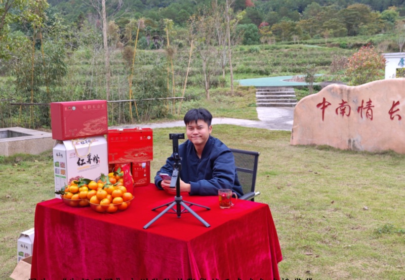 “湘超冠军”永州队队长张华越正在准备直播带货。受访单位供图
