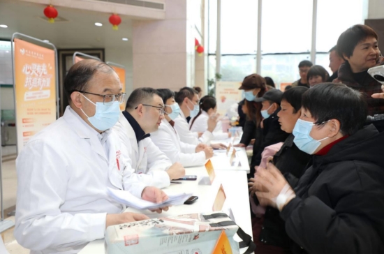 义诊现场，咨询的患者络绎不绝。何君摄