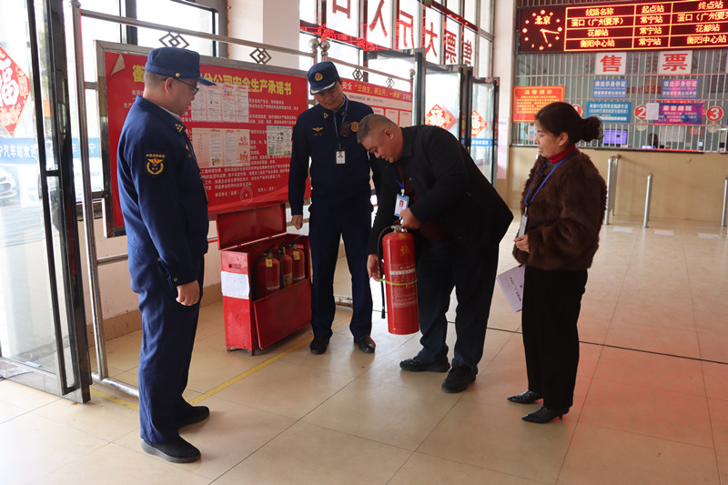 對車站消防設施進行檢查。衡陽消防供圖