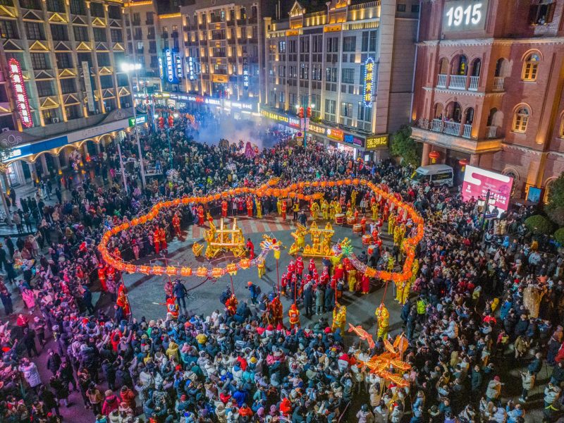 夜晚舞龍表演。受訪單位供圖