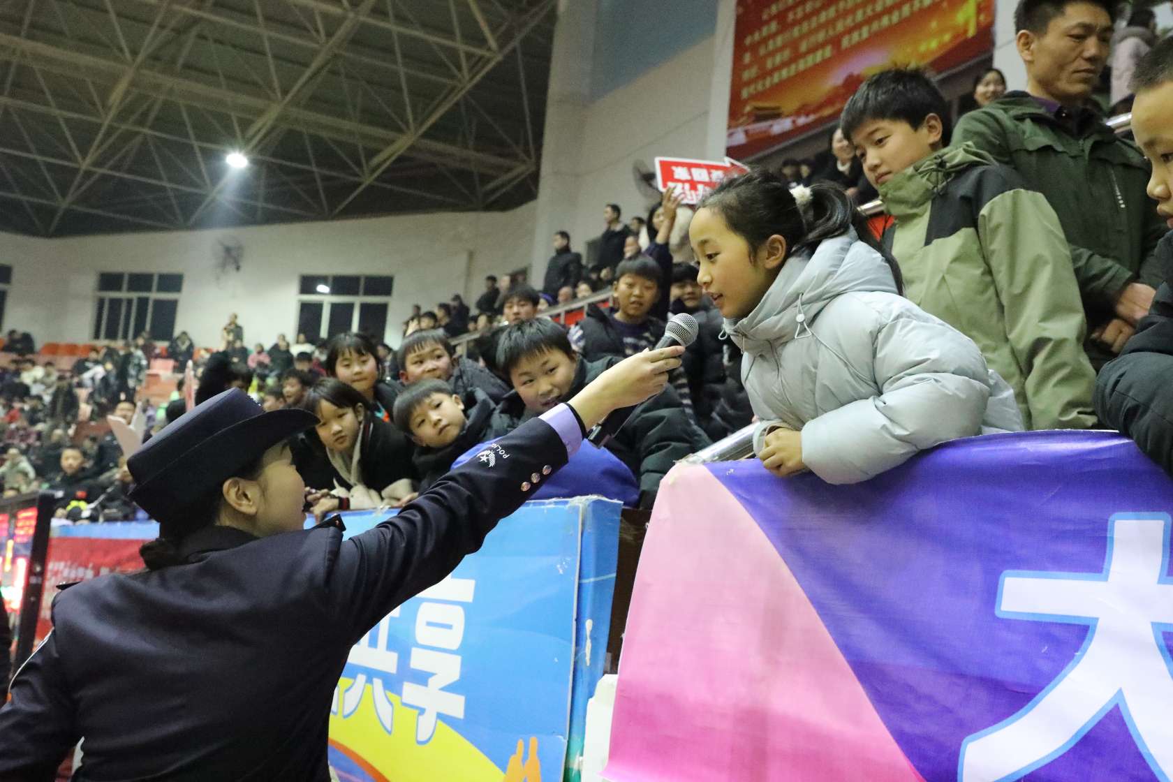 赛事中场休息期间保靖公安精心策划的反诈、交通安全知识竞答活动（单位供图）