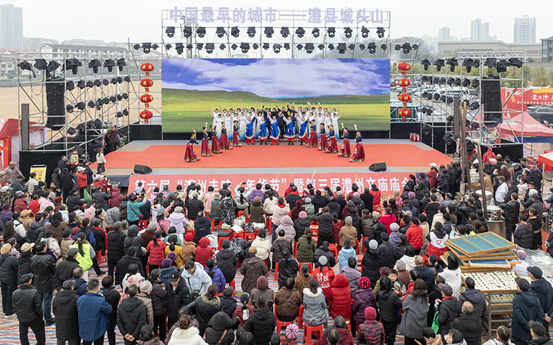 年货节主舞台好戏天天上演。卢赐军摄