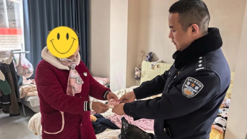 民警帮助老人寻回现金。单位供图