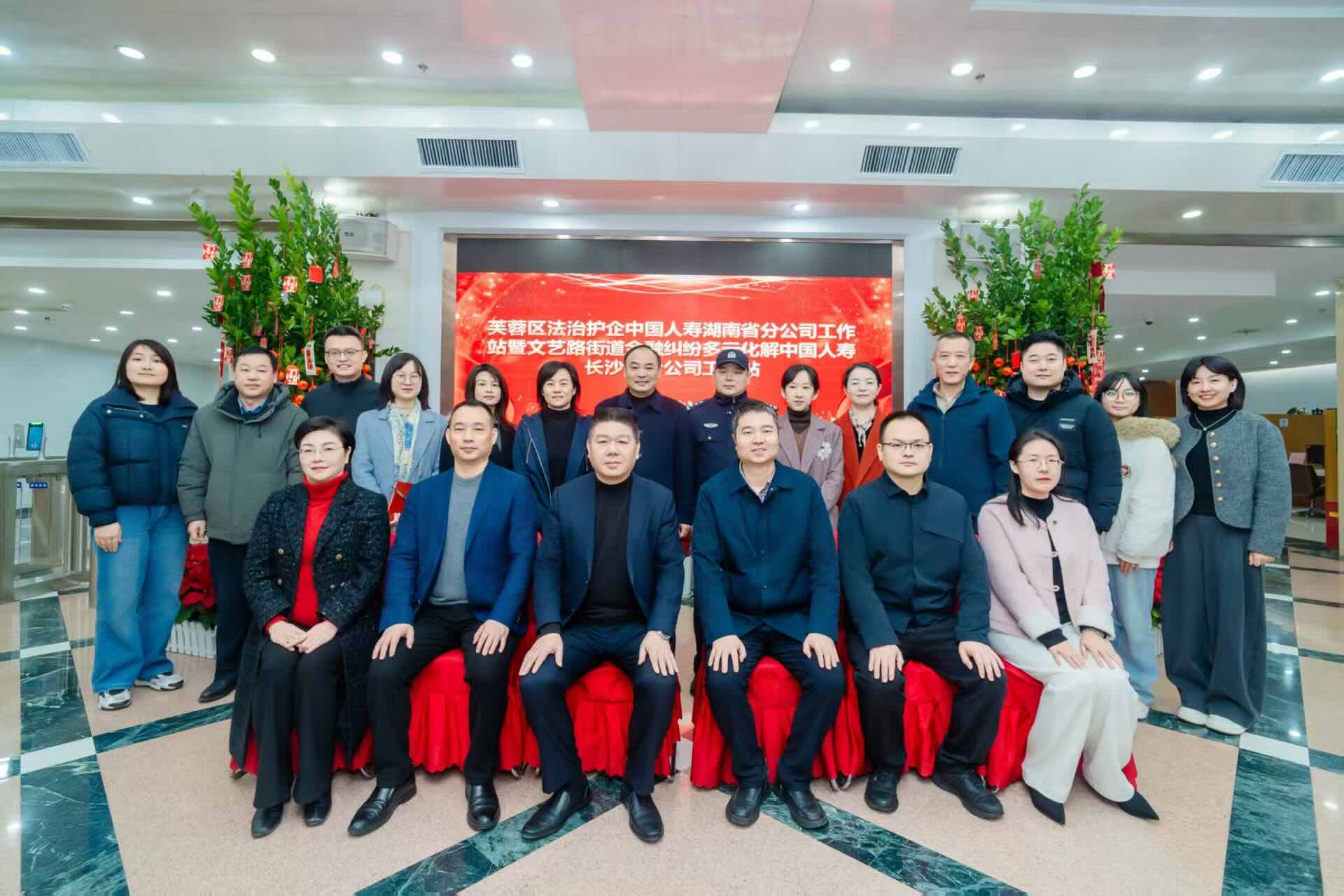 合影留念。單位供圖