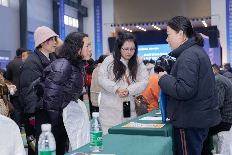求職人員正在與招聘單位交流。受訪單位供圖