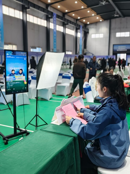 招聘會現場進行直播。受訪單位供圖