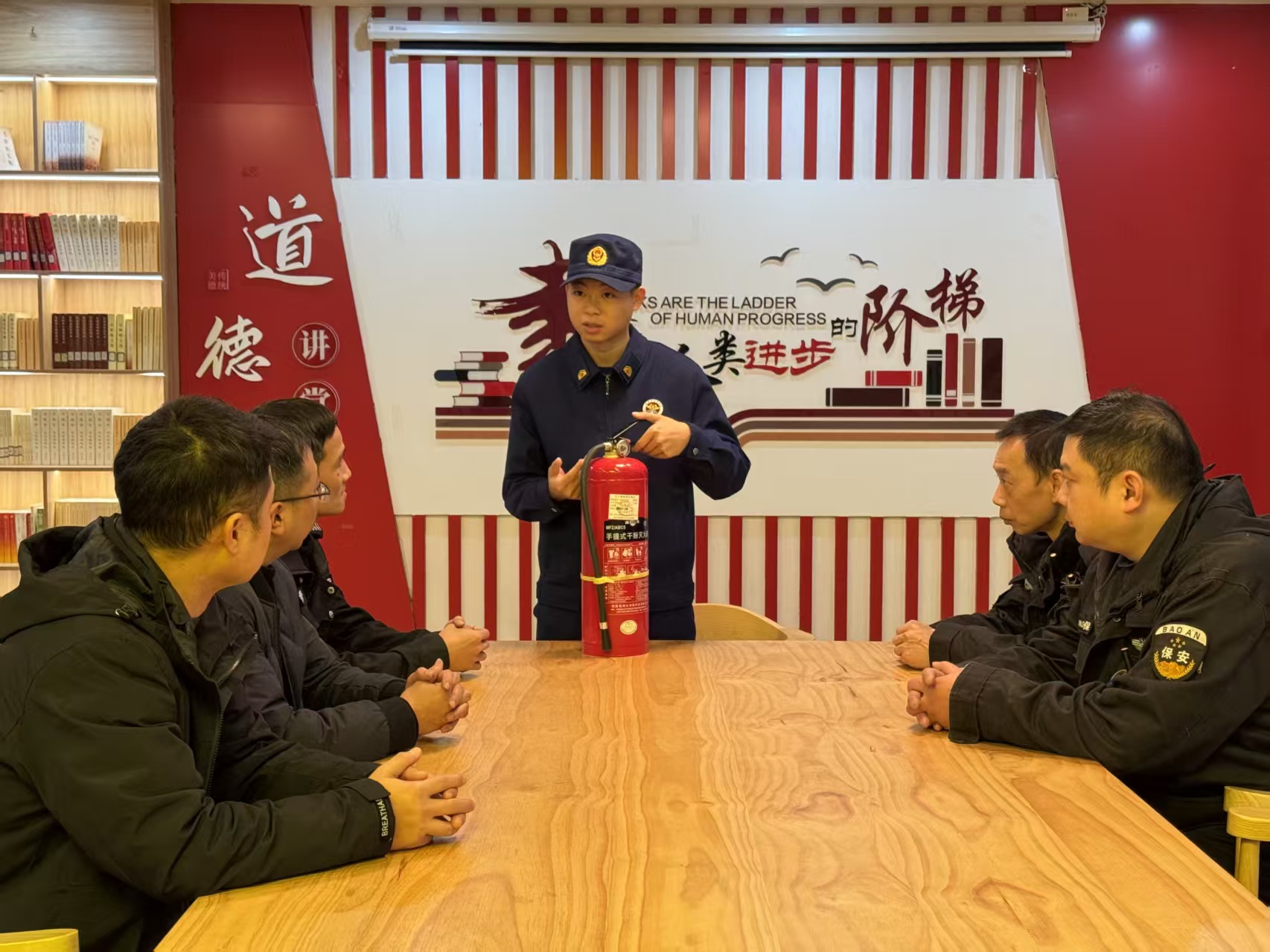 面對面開展滅火器材使用培訓。衡陽消防供圖