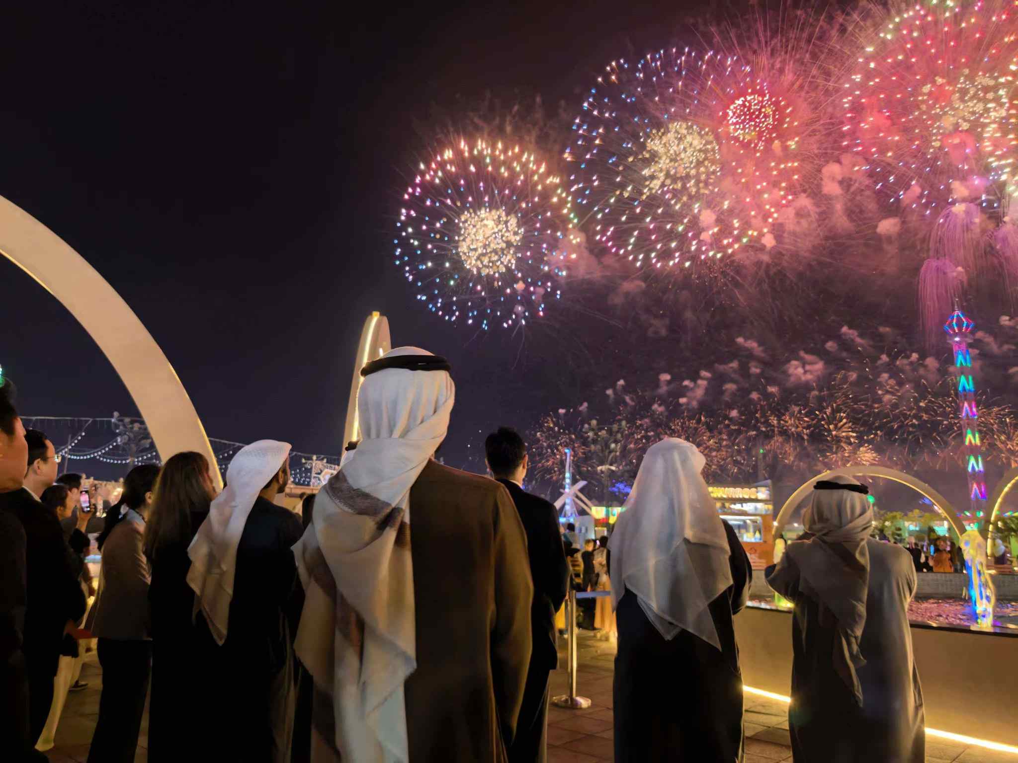 浏阳特色焰火表演为当地民众送上马年新春祝福。马军摄