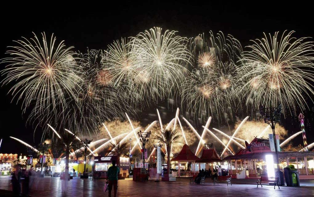 浏阳烟花绽放阿布扎比夜空。马军摄