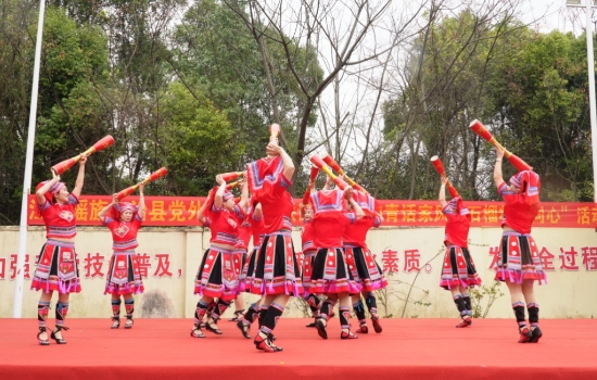 活动现场瑶族长鼓舞表演。朱婷摄