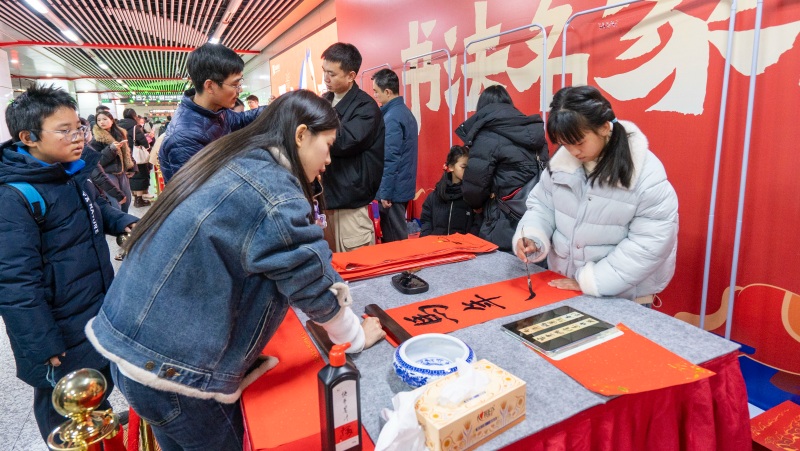 現場寫春聯。受訪單位供圖