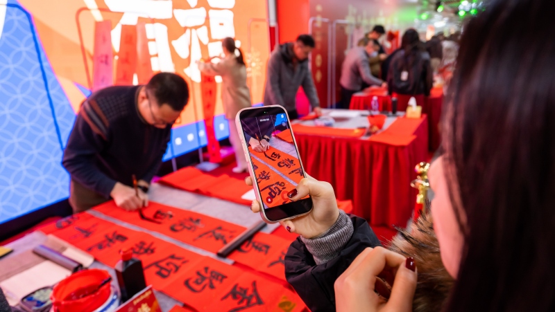 書法家現場寫春聯。受訪單位供圖