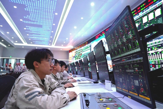 2号机组监盘人员正在调整运行参数。受访单位供图