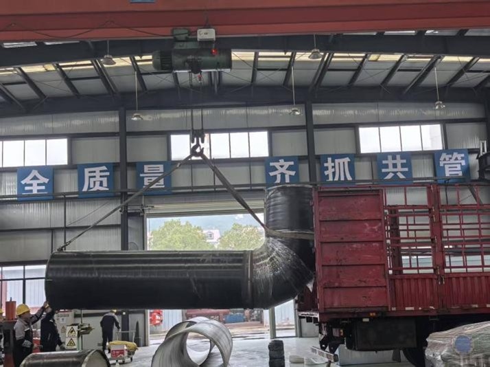 湘江科学城能源站大管径管道正在吊装装车。单位供图