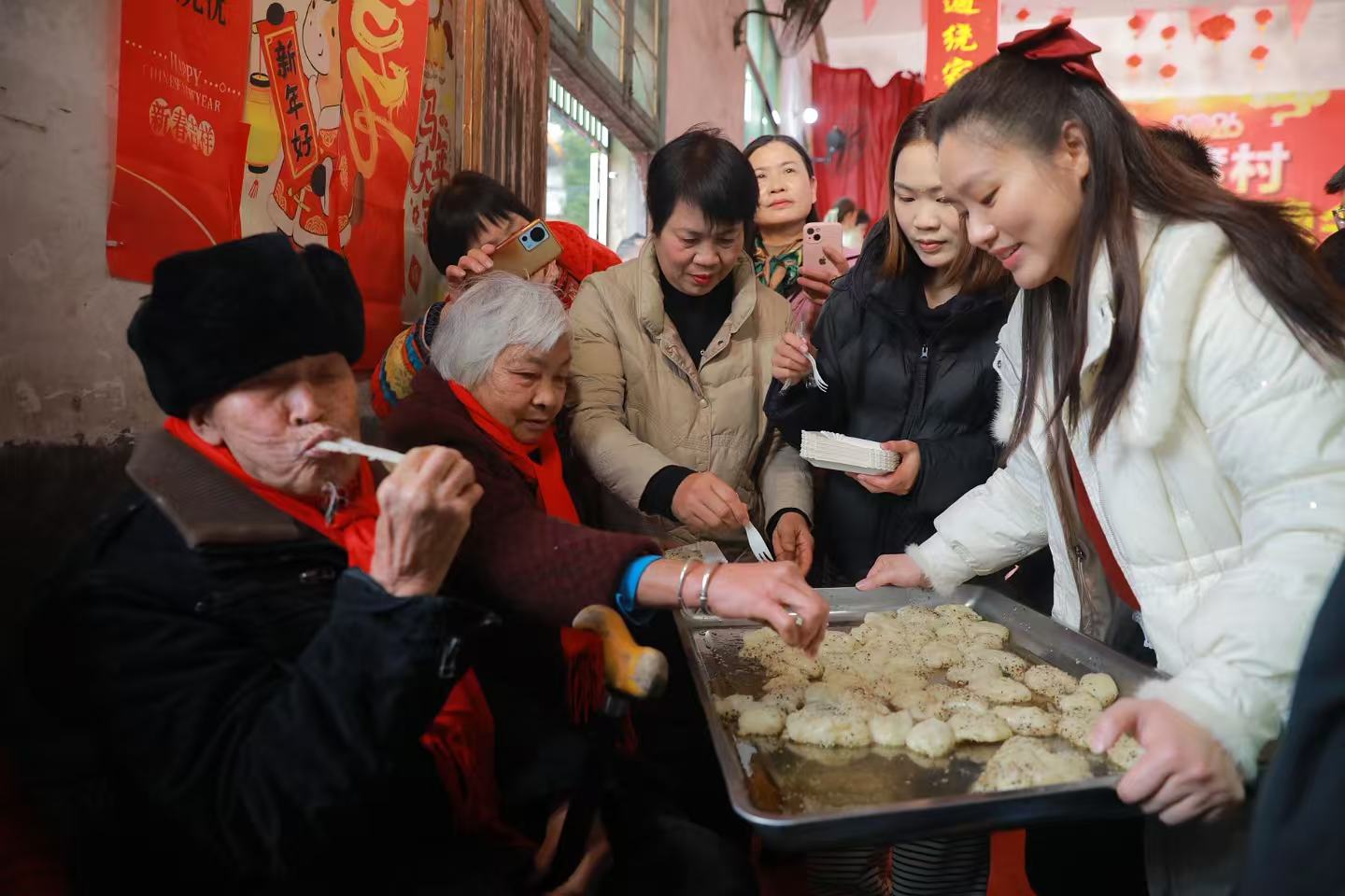 现场互动品尝抖糍粑。受访单位供图