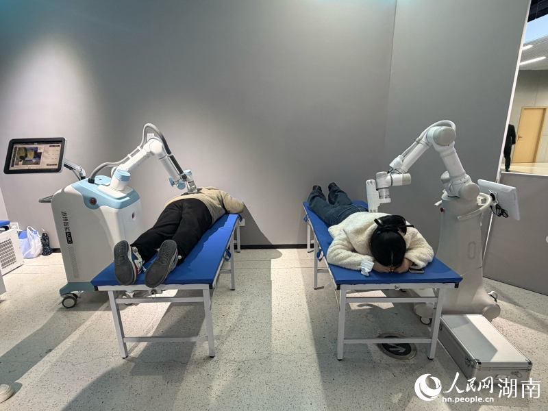 机器人进行按摩。人民网记者 林洛頫摄