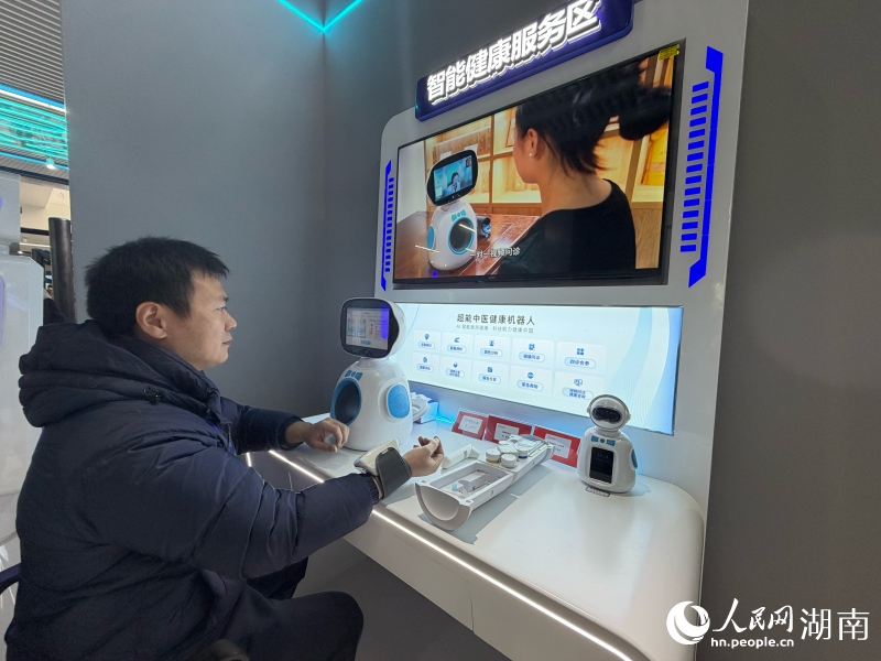 机器人进行血压测量。人民网记者 林洛頫摄