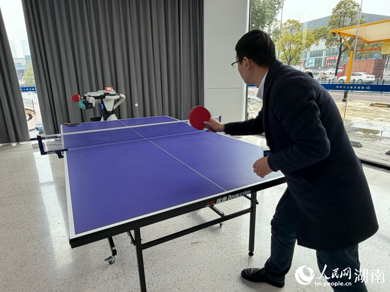 乒乓球机械手灵活发球。人民网记者 林洛頫摄