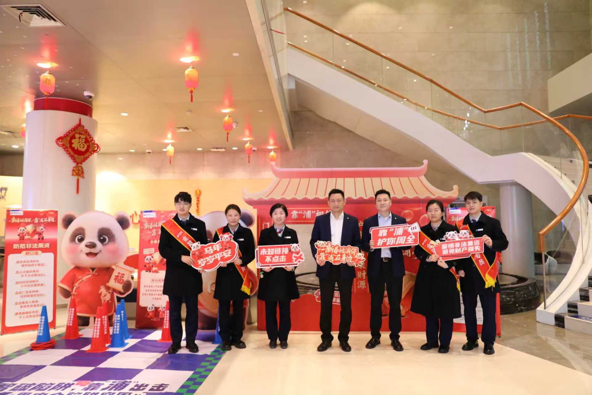 合影留念。單位供圖