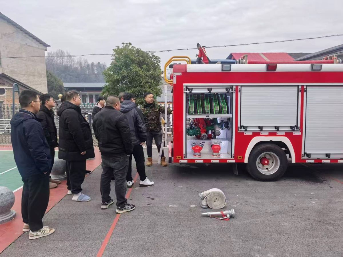 乡镇社区网格员、志愿者学习消防技能（单位供图）