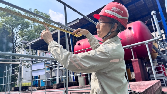 测量护栏尺寸。受访单位供图