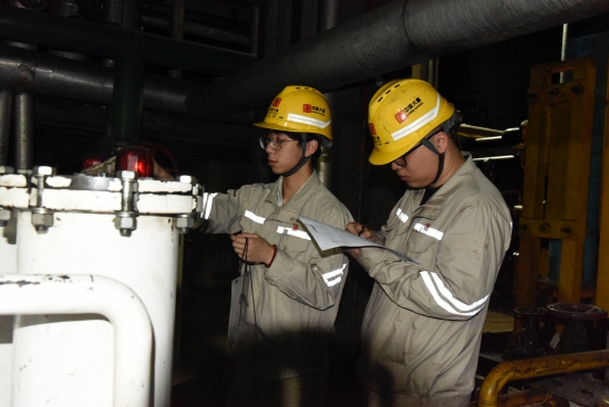 青年设备巡检。受访单位供图