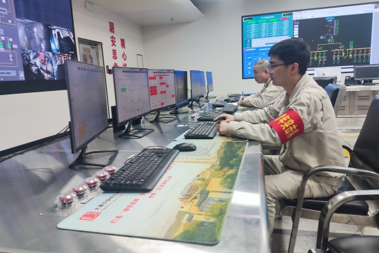 集控人员认真监盘。受访单位供图