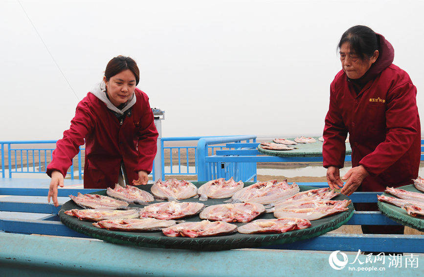 刘静和母亲在晾晒风干鱼。人民网记者 刘宾摄