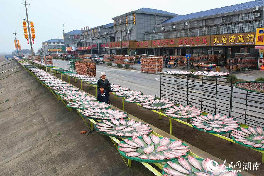 六门闸晒鱼长廊。人民网记者 刘宾摄