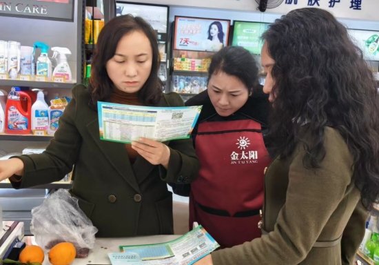 新田县社保中心工作人员开展入户政策宣讲。受访单位供图