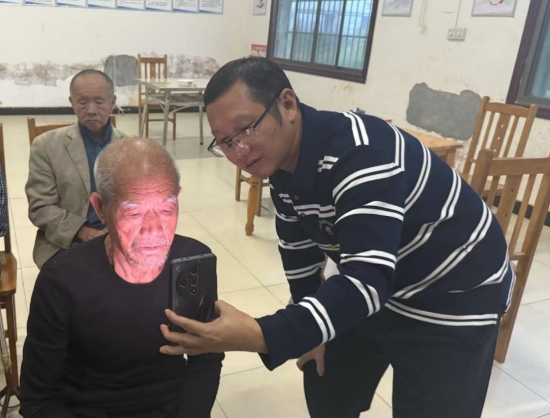 新田县社保中心工作人员到敬老院开展“上门办”服务。受访单位供图