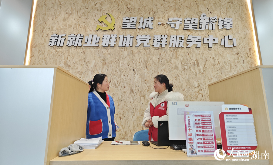 志愿者和居民在交谈。人民网记者 刘宾摄
