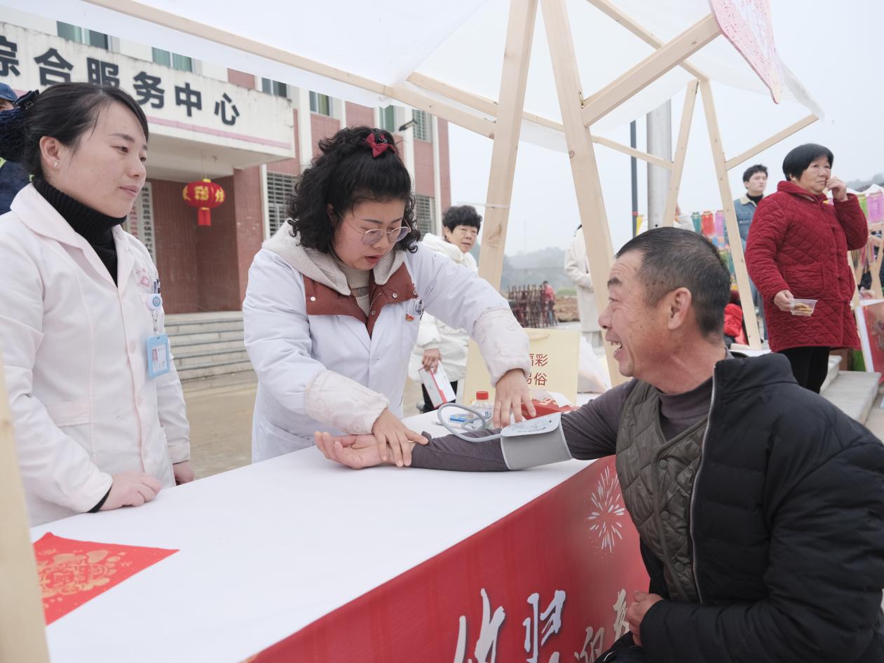 志願者給當地村民開展義診 陳敬攝