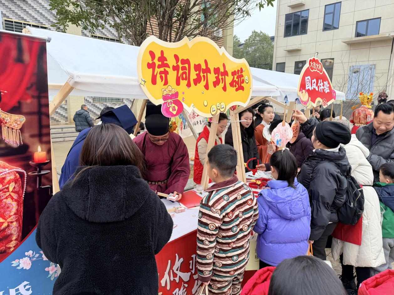 家長帶孩子參與國風游戲。易大鵬攝