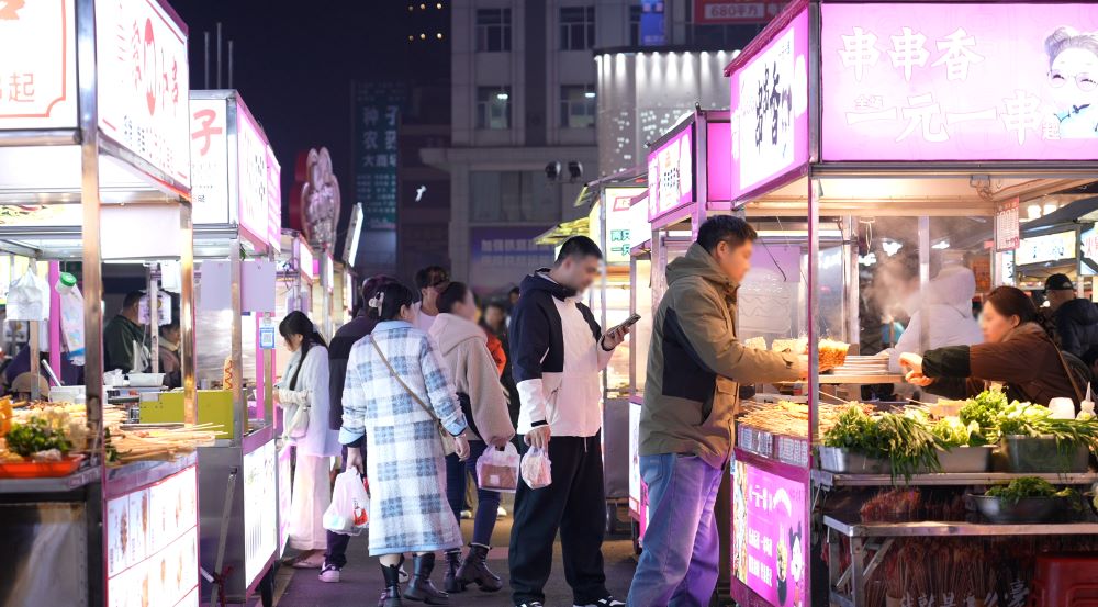 游客在大汉悦中心夜市游玩。张可摄