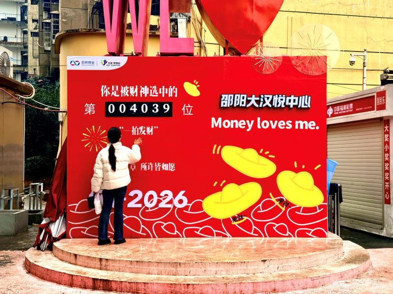 游客拍下祈福按钮。张可摄