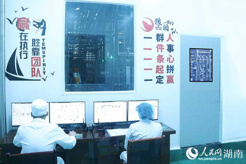 工作人員正在監控數據。人民網記者 林洛鈷攝