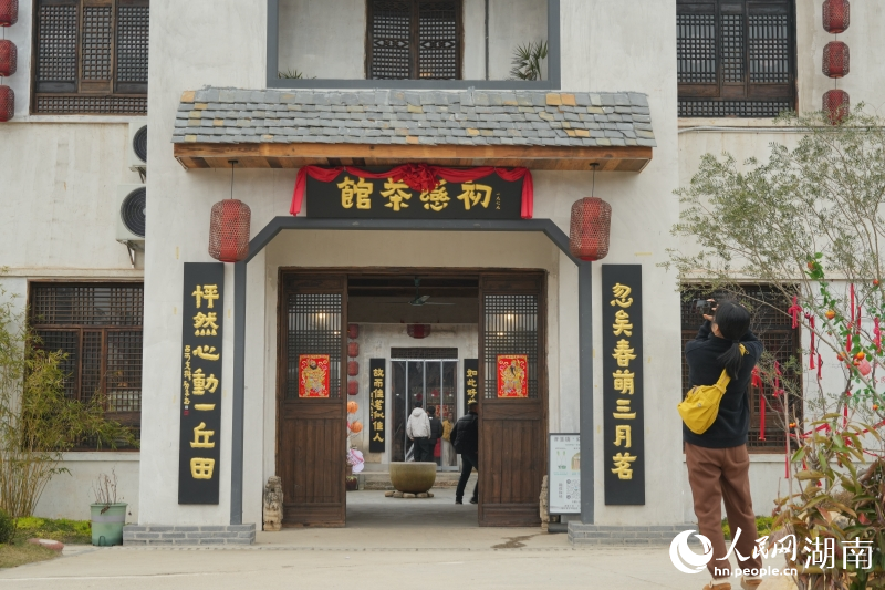 游客在茶館前拍照留念。人民網記者 劉汕攝